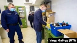 Архива - испорака на вакцини во амбуланта во Унгарија. 