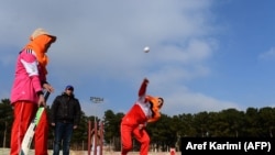 Gratë afgane luajnë kriket në stadiumit e Heratit, 9 dhjetor 2015. 