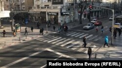 Пешаци на улицата која се протега на автобуската станица Рекорд 