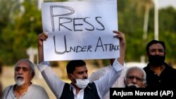 په اسلام اباد کې خبریالان او فعالان پر خبریالانو د حملو او تشدد ضد مظاهره کوي - انځور له ارشیفه. 