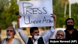 په اسلام اباد کې خبریالان او د مدني ټولنو فعالان پر رسنیو د محدودیتونو ضد د احتجاج پر مهال - د ۲۰۲۱ز کال د می ۲۸مې تنځور
