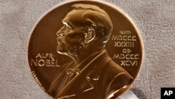 O medalie Nobel expusă în timpul unei ceremonii din 2020 (imagine de arhivă).