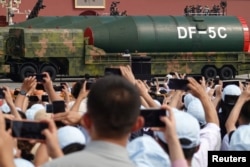 Grupul strategic de atac al armatei chineze prezintă rachete nucleare DF-5C în timpul paradei militare. Beijing, 3 septembrie 2025.