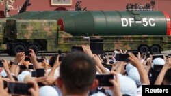 Grupul strategic de atac al armatei chineze prezintă rachete nucleare DF-5C în timpul paradei militare. Beijing, 3 septembrie 2025.