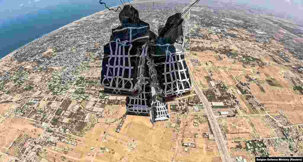Ndihma humanitare duke u lëshuar mbi Gazë nga një aeroplan ushtarak belg, më 3 gusht.