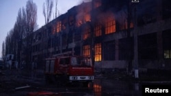 მეხანძრე-მაშველები მუშაობენ რუსული რაკეტისა და დრონის დარტყმის ადგილზე უკრაინის ქალაქ ოდესაში. რეგიონის ნაწილს ელექტროენერგია არ მიეწოდება რუსეთის საჰაერო თავდასხმების შემდეგ, 13 დეკემბერი, 2025 წელი