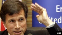 Тажикстанга машыгуу борбору курулаарын АКШ өкүлү Роберт Блэйк айтып чыкты. 