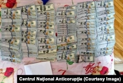 În urma perchezițiilor, autoritățile au ridicat documente și sume de bani.