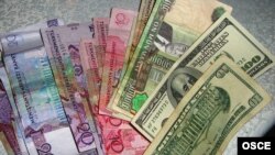 Amerikanyň Birleşen Ştatlarynyň dollary we türkmen manady (köne we täze pullary)