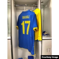 Fanella që Manaj veshi në ndeshjen që luajti për Kosovën.