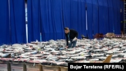 Një zyrtar pranë kutive me vota në një qendër numërimi. 