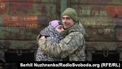 Разьвітаньне ўкраінскага салдата на вакзале ў Краматорску. Архіўнае фота