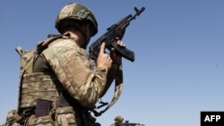 Militar ucrainean se antrenează în regiunea Zapojie. 