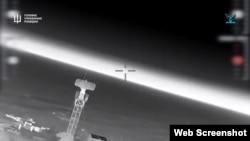 Поражение в Крыму береговой радиолокационной станции МР-10М1 «Мыс М1». Скриншот кадра из видео ГУР МО Украины