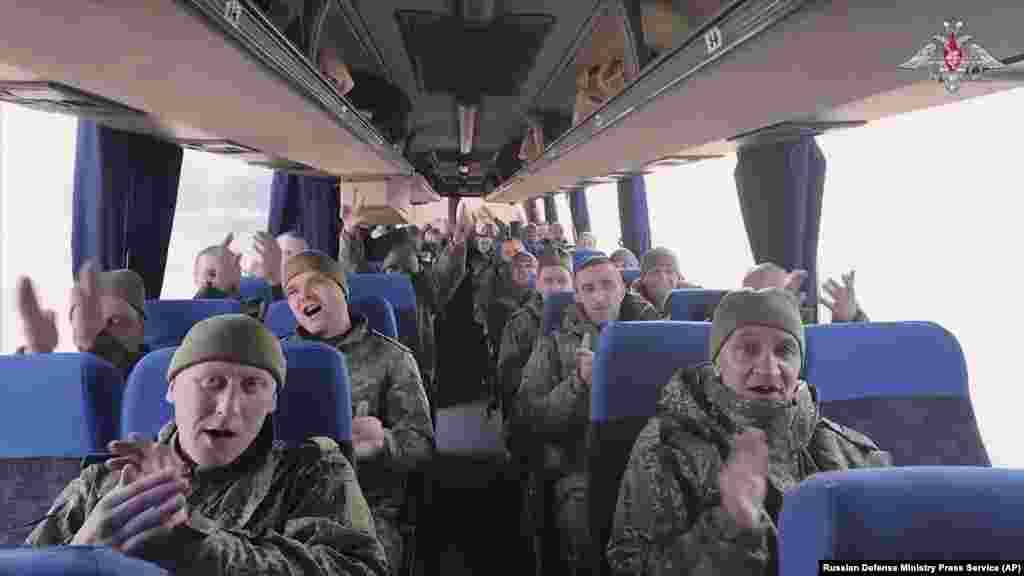 Група расейскіх вайскоўцаў пасьля вызваленьня з украінскага палону 19 сакавіка.