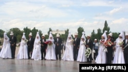 Бишкекте 2011-жылдын 7-майында 20 түгөйдүн тою бир күндө өткөн.