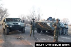 Белорусские военные, прибывшие в Казахстан в рамках помощи ОДКБ. О помощи в "борьбе с терроризмом" организацию просил президент Токаев.