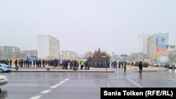 Полицейские по периметру площади Ынтымак в Актау. 3 января 2022 года.