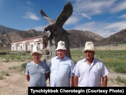 Нарынбек Алымкулов, Тынчтыкбек Чоротегин жана Аалыбек Акунов (солдон оңго) кытайлык кыргыз мүнүшкөрлөрү үчүн атайын курулган айтылуу Мүнүшкөрлөр айылында. Ак-Чий ооданы, Кызылсуу Кыргыз Автоном Облусу, ШУАР, КЭР. 30.7.2015.