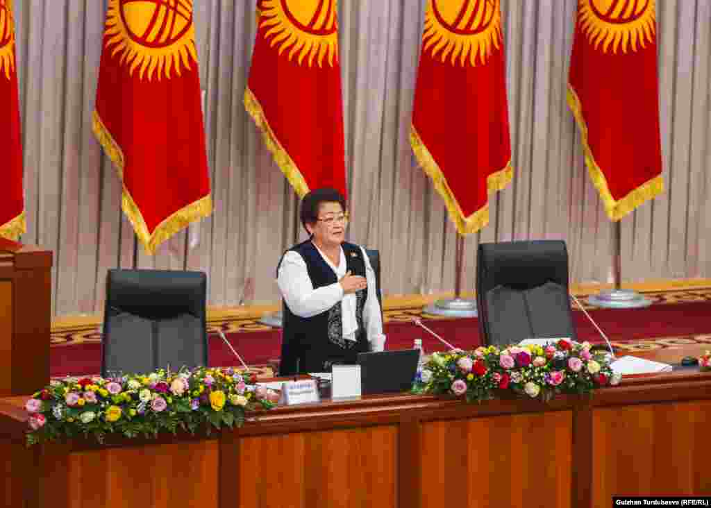 Парламенттин алгачкы отурумун шайланып келген эл өкүлдөрүнүн эң улуусу, "Ынтымак" партиясынан депутат Шарапаткан Мажитова ачты.