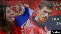 Navijači srpskog tenisera Novaka Đokovića ispred hotela Park imigracionog centra u Melburnu u Australiji gde je Đoković boravio. 7. januar 2022.