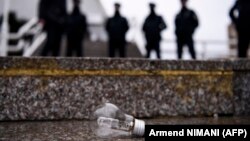 Një poç elektrik i vendosur para ndërtesës së KEDS-it gjatë një proteste në Prishtinë në dhjetor të vitit 2021. 