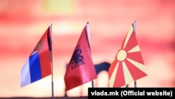 Flamujt e vendeve organizatore të Ballkanit të Hapur - Serbisë, Shqipërisë, Maqedonisë së Veriut.