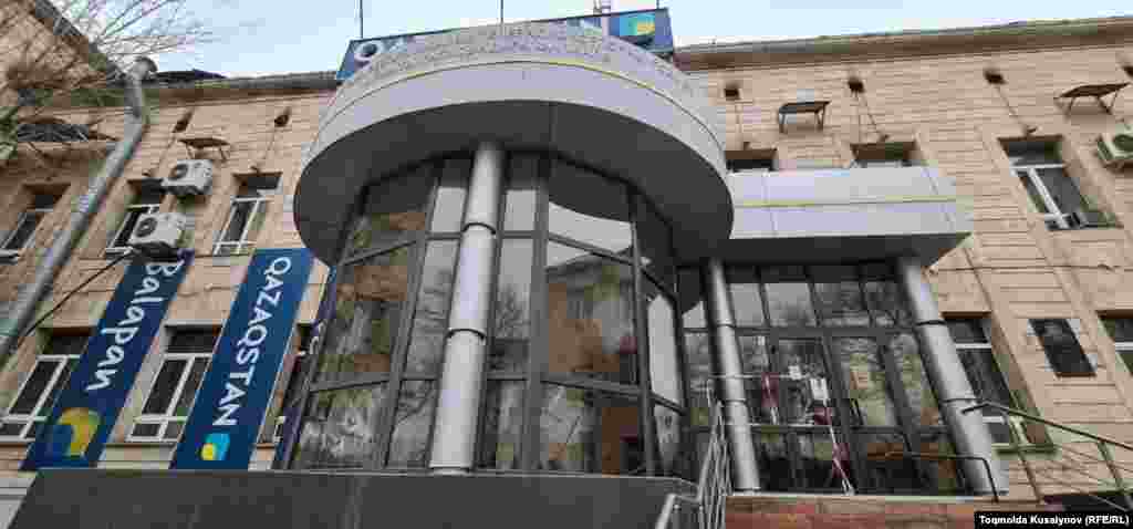 "Қазақстан" телеарнасының ғимараты Республика алаңының түбінде орналасқан.&nbsp;