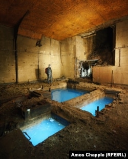 Camera motoarelor parțial inundată a unui puț de mină de uraniu construit în întregime subteran în Munții Metaliferi.