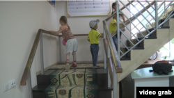 "Ақжол-М" орталығының ішінде баспалдақпен көтеріліп бара жатқан балалар. Алматы облысы Талғар қаласы Қайнар ауылы. 21 тамыз, 2018 жыл.  