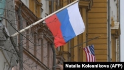 ԱՄՆ-ի ՌԴ-ի դրոշները Ռուսաստանում ԱՄՆ դեսպանության շենքի վրա, արխիվ 