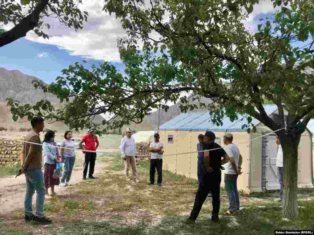 "Эркин Европа/Азаттык" радиосунун кыргыз кызматынын башчысы Венера Жуматаева жана &ldquo;Азаттык Медиа&rdquo; мекемесинин директору Айзада Касмалиева Ак-Сай айылынын тургундары менен жолугушуу учурунда.