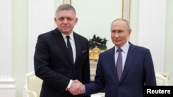 Premierul slovac Robert Fico l-a vizitat duminică pe Vladimir Putin la Moscova, cerându-i să continue transportul de gaz rusesc către Slovacia în ciuda refuzului ucrainenilor și al rușilor de a înnoi acordul de tranzitare Gazprom prin Ucraina. Moscova, 22 decembrie.