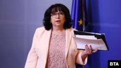 Министерството на финансите е автор на оспорваните текстове. На снимката: финансовата министърка Теменужка Петкова