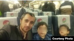 Хайриддин Абдулло с племянниками на борту самолета авиакомпании "Таджик Эйр", 29 декабря 2019 года.