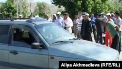 Местные жители перекрыли центральную улицу поселка Кызылагаш. Алматинская область, 2 июня 2011 года.