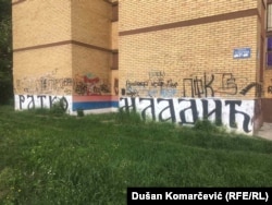 Grafite me emrin e Ratko Mlladiqit në lagjen Borça të Beogradit.