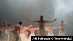 FNT 2019, Compania Hervé Koubi, CEEA CE ZIUA DATOREAZĂ NOPȚII/ CE QUE LE JOUR DOIT À LA NUIT, 18 octombrie.