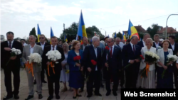 Participanții la Marșul Eliberării au ajuns la Complexul Memorial Eternitate, unde au depus flori.