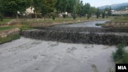 Јаловина се излеа во коритото на Каменичка река по дефект на насипот на јаловиштето број 4 на рудникот САСА. 14.09.2020. 