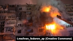 Пожар в многоэтажном доме, в который попал российский беспилотник, Запорожье, Украина, 16 декабря 2025 года