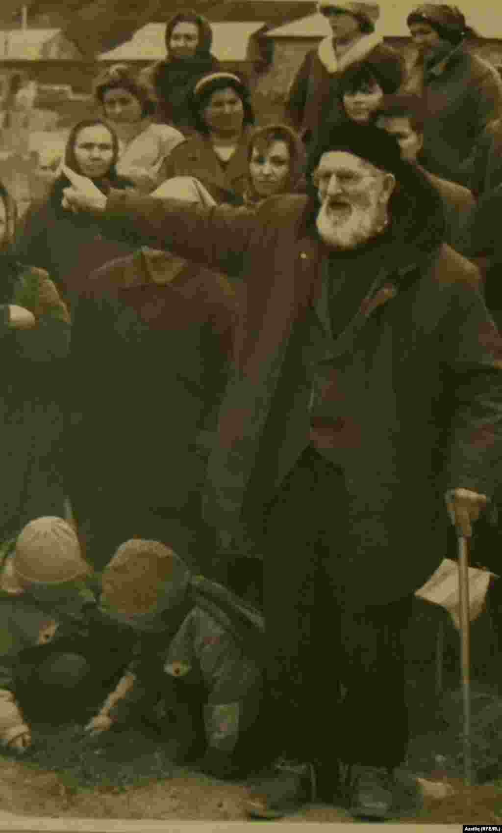 "Сөләйман бабай мөрәҗәгате", Суык-су авылы, 1992. Рифкать Якупов фотосы.