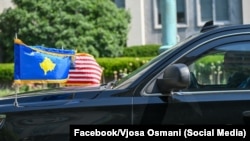 Flamuri kosovar përkrah atij amerikan në një veturë në Uashington, SHBA, korrik 2025.