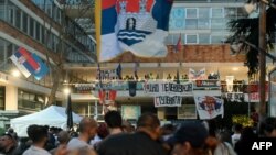 Studentët valëvisin flamuj serbë gjatë protestës para transmetuesit publik të Serbisë, Radio Televizionit të Serbisë (RTS) në Beograd, 16 prill.