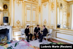 Прэзыдэнт Украіны Ўладзімір Зяленскі, прэзыдэнт Францыі Эманюэль Макрон і прэм'ер-міністар Вялікабрытаніі Кір Стармэр. Парыж, 27 сакавіка 2025