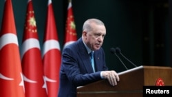 Він висловив жаль у зв’язку з цим і вказав на те, що обидві сторони зазнають величезних втрат