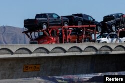 O semiremorcă care transportă camioane Toyota traversează un pod după ce a trecut de vama americană la intrarea în Statele Unite din Mexic lângă San Diego, California, SUA, 4 martie 2025.