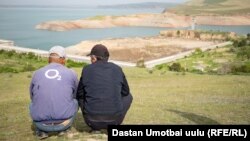 Chegara kelishuvida ayrim qirg‘izistonliklarning noroziligiga sabab bo‘lgan Kampirobod suv ombori yaqinida o‘tirgan mahalliy yashovchilar.