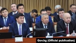Премьер-министр Мухаммедкалый Абылгазиев баштаган өкмөт мүчөлөрү.  