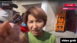 Момент нападения на съемочную группу «Азаттыка». Скриншот из видео.